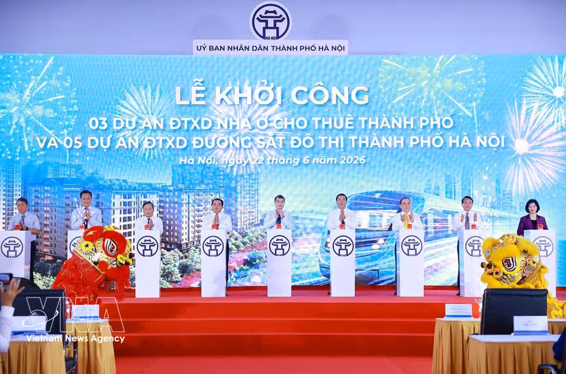 Le Premier ministre Le Minh Hung et plusieurs hauts dirigeants de l’État procèdent au lancement officiel de ces projets. Photo: VNA