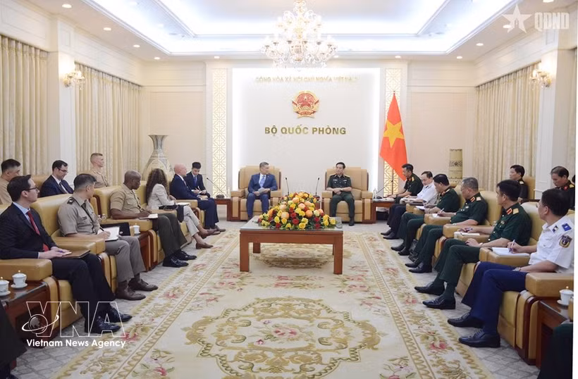Rencontre entre le vice-Premier ministre et ministre vietnamien de la Défense, Phan Van Giang, et le sous-secrétaire à la Marine des États-Unis, Hung Cao. Photo: qdnd.vn