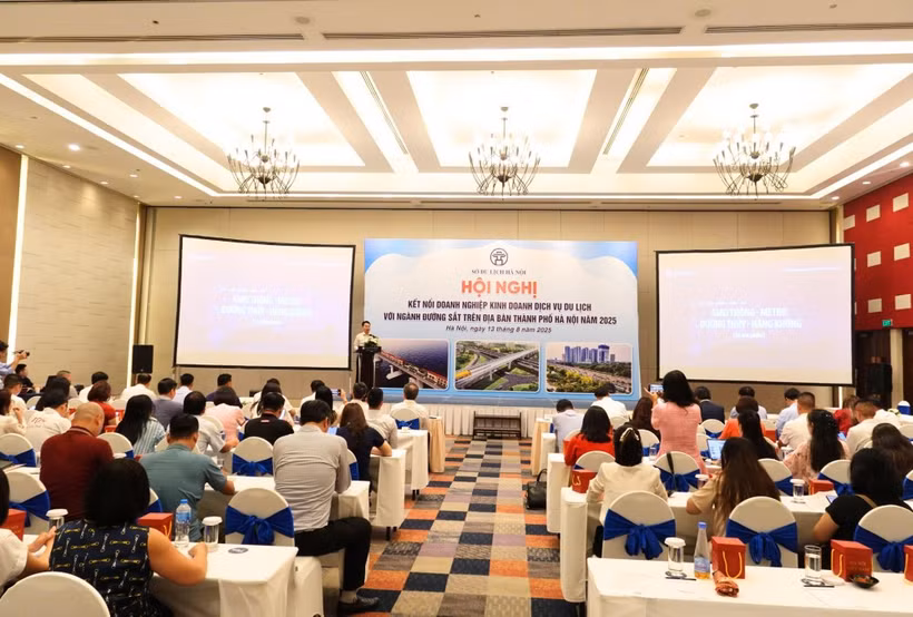 Conférence pour renforcer les liens entre les acteurs du tourisme et le secteur ferroviaire, le 13 août à Hanoï. Photo: VNA