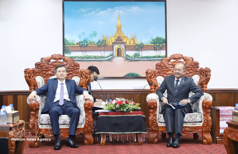 Le directeur de l’Académie nationale de politique Hô Chi Minh, Doan Minh Huan (gauche), et le président du Conseil théorique central du PPRL, Kikeo Khaykhamphithoune. Photo: VNA