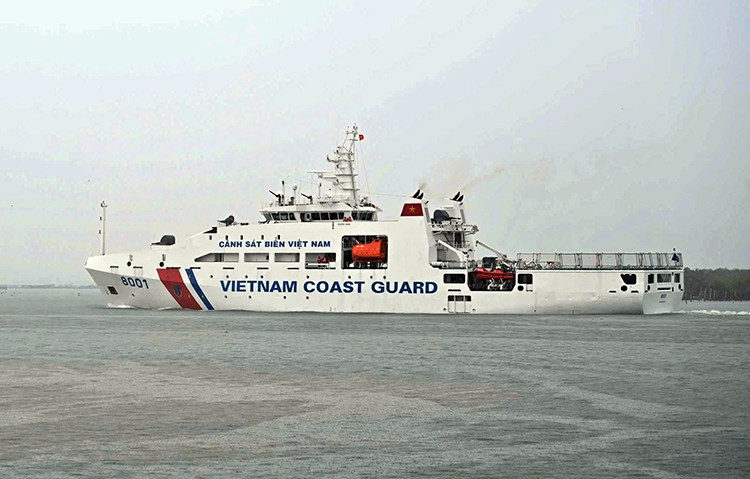 Le navire CSB 8001 des garde-côtes vietnamiens quitte Hô Chi Minh-Ville pour une visite de travail et d’échange d’expériences avec les garde-côtes indonésiens. Photo: VNA