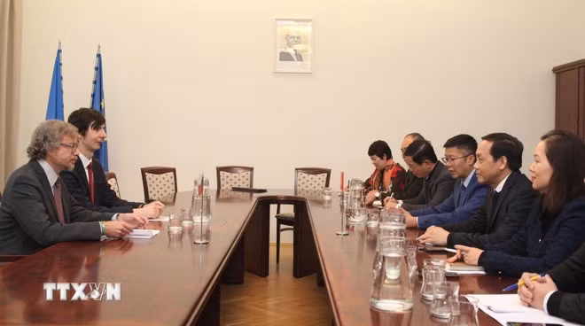 Séance de travail entre la délégation de la Commission centrale des affaires intérieures du Parti et des représentants du ministère tchèque de la Justice. Photo: VNA