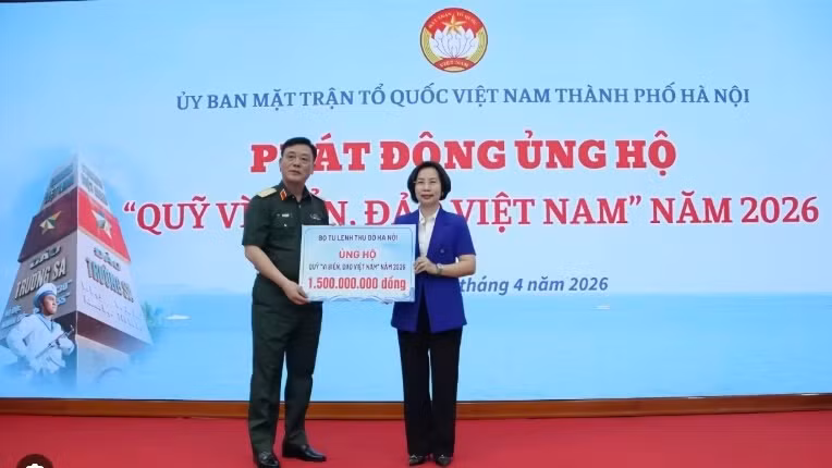 Cérémonie de lancement de la collecte de fonds "Pour la mer et les îles du Vietnam". Photo: hanoimoi