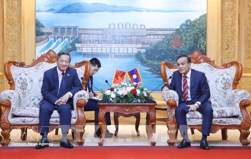Le secrétaire du Comité provincial du Parti et président du Conseil populaire de la province de Vientiane, Phouthanouphet Xaysombath (droite), reçoit l'ambassadeur du Vietnam au Laos, Nguyen Minh Tam. Photo: VNA
