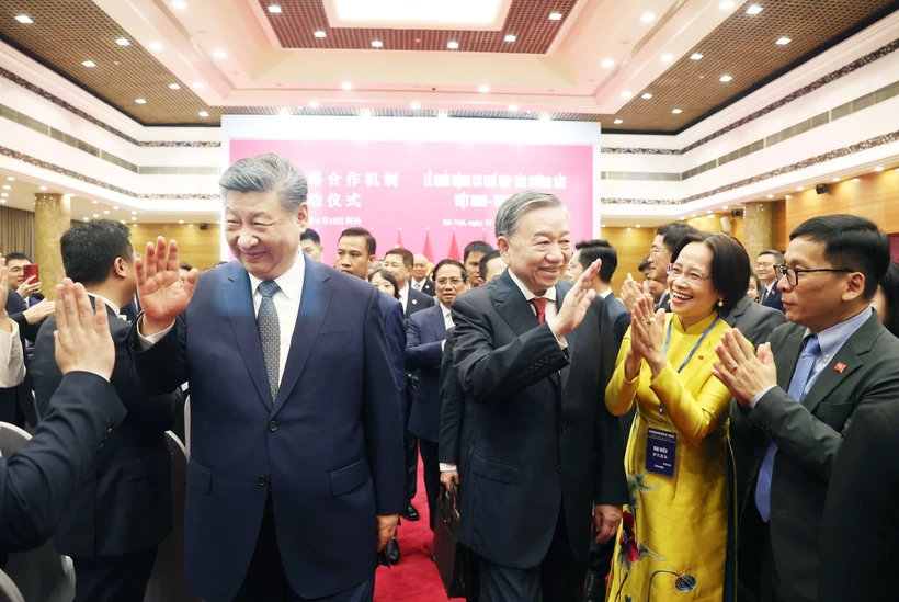 Le secrétaire général du Comité central du Parti communiste du Vietnam, Tô Lâm (droite) et le secrétaire général du Comité central du PCC et président Xi Jinping participent à la rencontre d'amitié entre les peuples Vietnam-Chine. Photo: VNA