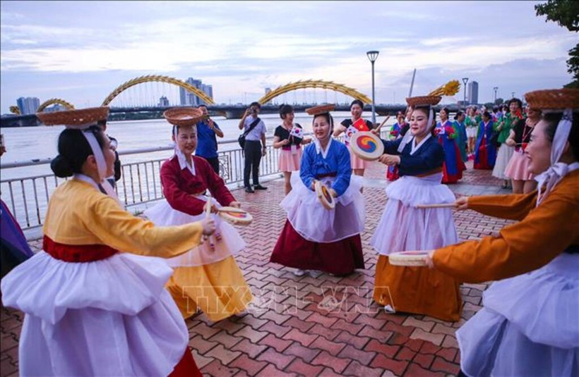 Des artistes sud-coréens échangent avec les habitants et les touristes de Da Nang. Photo : VNA