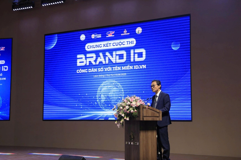 Lors de la cérémonie de lancement de la finale du concours de conception de sites web « BrandID – Citoyen numérique avec le nom de domaine id.vn ». Photo: internet