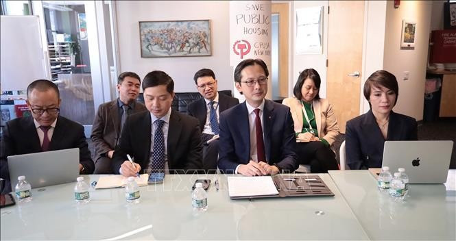 L’ambassadeur Do Hung Viet, chef de la Mission permanente du Vietnam auprès des Nations unies (2e, à droite), à la rencontre avec les responsables du Parti communiste des États-Unis. Photo: VNA 