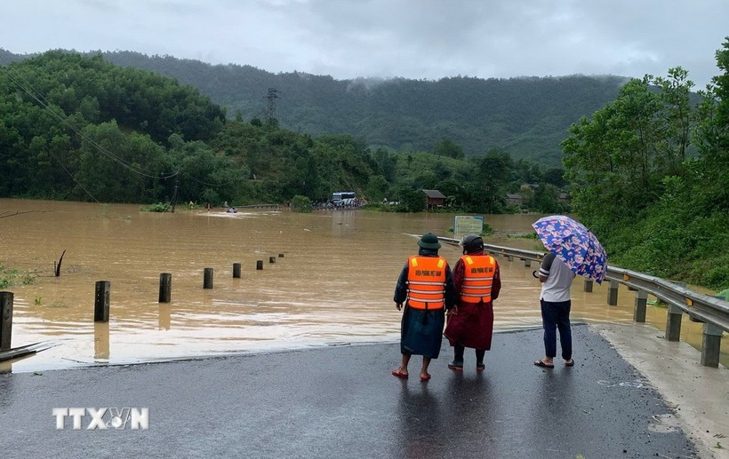 Une section de la route nationale traversant Quang Tri est sous les eaux. Photo: VNA