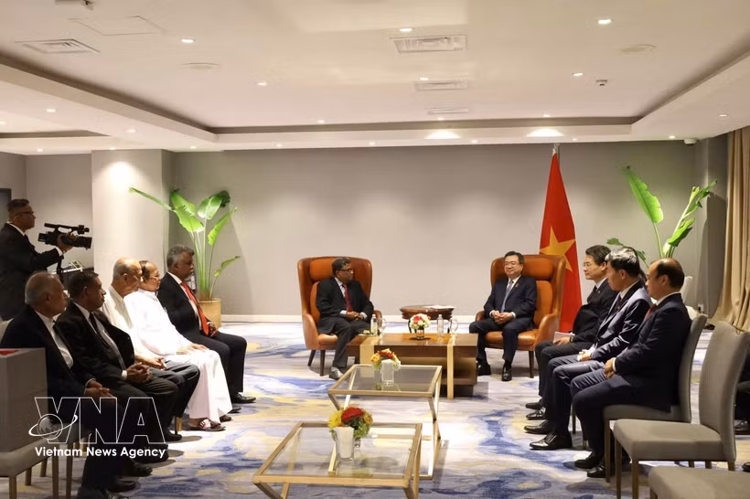 Nguyen Thanh Nghi, membre du Bureau politique, secrétaire du Comité central du Parti et président de la Commission centrale des politiques et des stratégies du Parti, rencontre la délégation du Parti communiste du Sri Lanka et de l’Association de solidarité Sri Lanka-Vietnam. Photo: VNA