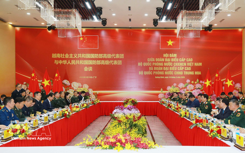 Entretien entre général d’armée Phan Van Giang, ministre de la Défense du Vietnam, et son homologue chinois, le général de corps d'armée Dong Jun. Photo: VNA