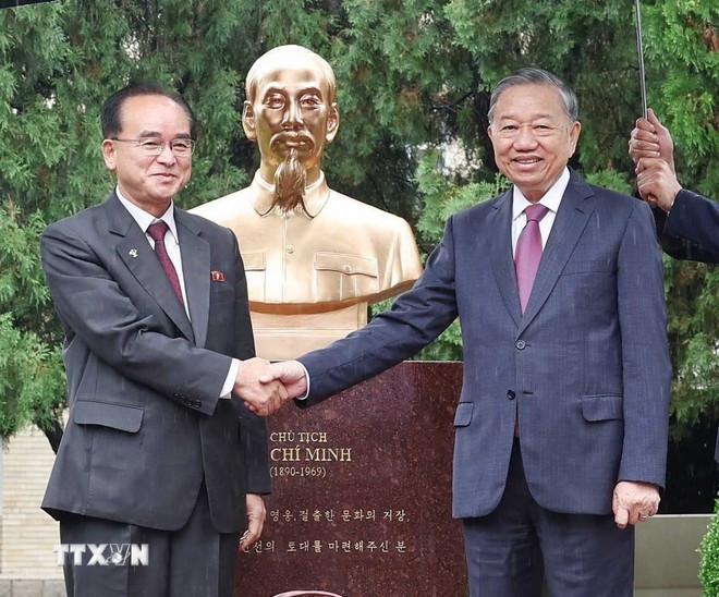 Le secrétaire général Tô Lâm (droite) et Jo Yong Won, membre permanent du Bureau politique, secrétaire du Comité central du Parti et chef du Département d'organisation et d'orientation du Parti du Travail de Corée, à la cérémonie d'inauguration de la statue du Président Ho Chi Minh. Photo: VNA