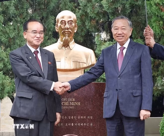 Le secrétaire général Tô Lâm (droite) et Jo Yong Won, membre permanent du Bureau politique, secrétaire du Comité central du Parti et chef du Département d'organisation et d'orientation du Parti du Travail de Corée, à la cérémonie d'inauguration de la statue du Président Ho Chi Minh. Photo: VNA