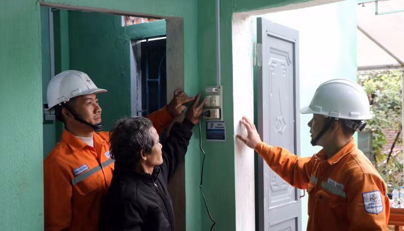 La compagnie d'électricité Kon Tum accompagne la campagne de Quang Trung en apportant son soutien aux habitants. Photo : VNA