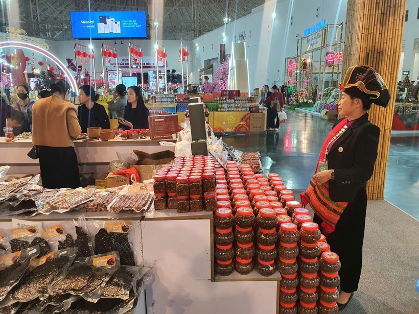 Le stand présente des spécialités de la province de Dien Bien. Photo: VNA