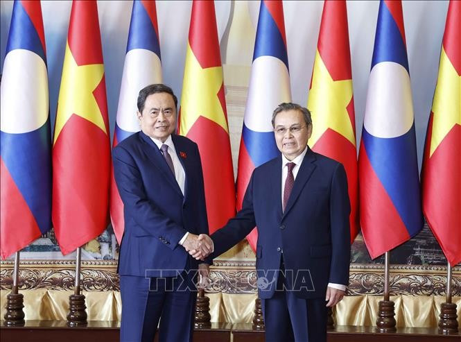 Le président de l’AN Tran Thanh Man (à gauche) et son homologue lao Saysomphone Phomvihane. Photo: VNA