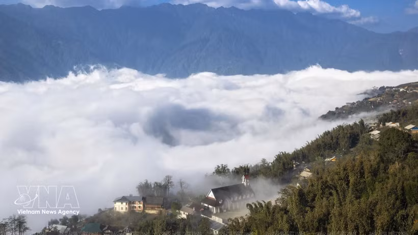 Les paysages naturels majestueux et la beauté sereine de Sa Pa sous la brume. Photo: VNA