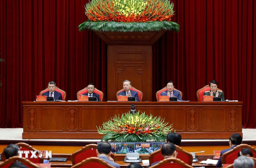 Le secrétaire général du Parti communiste du Vietnam, To Lam (au milieu), préside la conférence consacrée au bilan de la lutte contre la corruption, le gaspillage et les phénomènes négatifs durant le 13ᵉ mandat du Parti. Photo: VNA