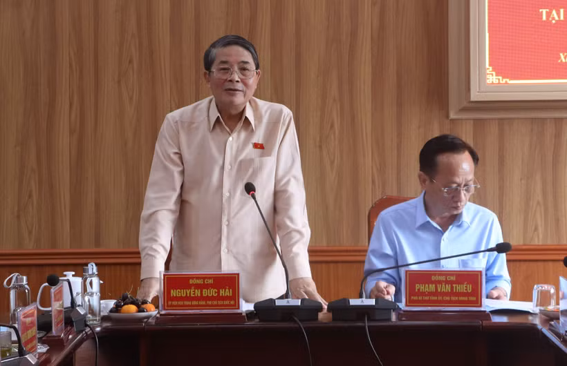 Le vice-président de l'AN, Nguyen Duc Hai, s'exprime à la séance de travail avec les autorités de la commune de Ho Thi Ky. Photo: VNA
