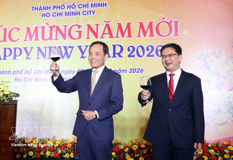 Tran Luu Quang (à gauche), membre du Bureau politique et secrétaire du Comité du Parti de Hô Chi Minh-Ville, à la rencontre. Photo : VNA