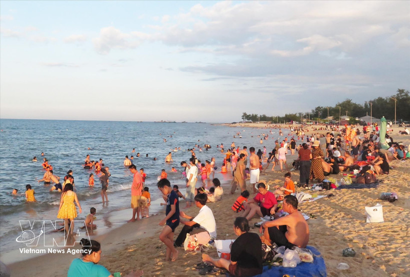 De nombreux habitants et touristes se rendent sur la plage de Thuan An à Hue pour se détendre et se baigner. Photo : VNA 