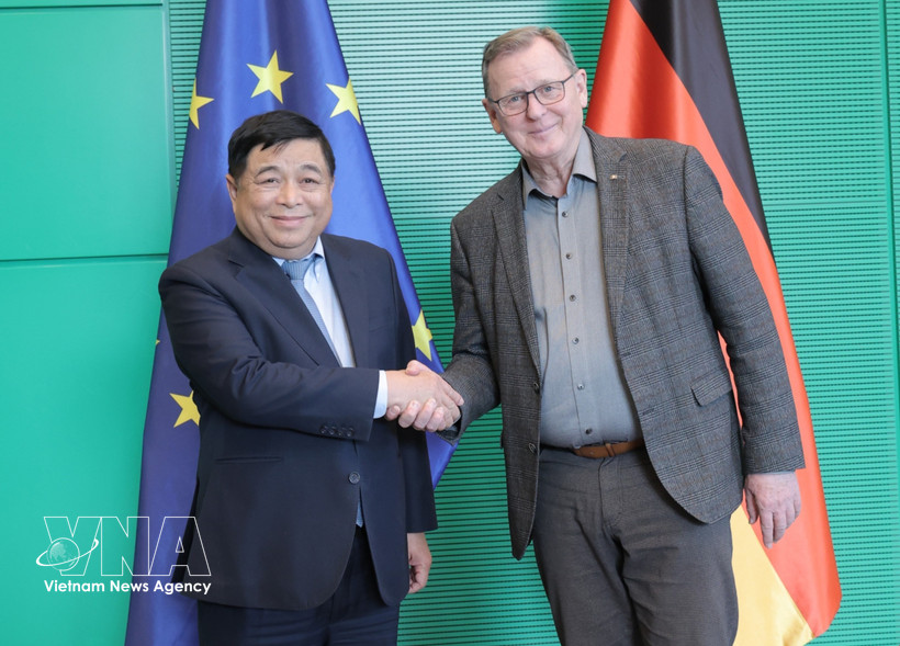 Le vice-Premier ministre Nguyen Chi Dung (gauche) et le vice-président du Bundestag allemand, Bodo Ramelow. Photo: VNA