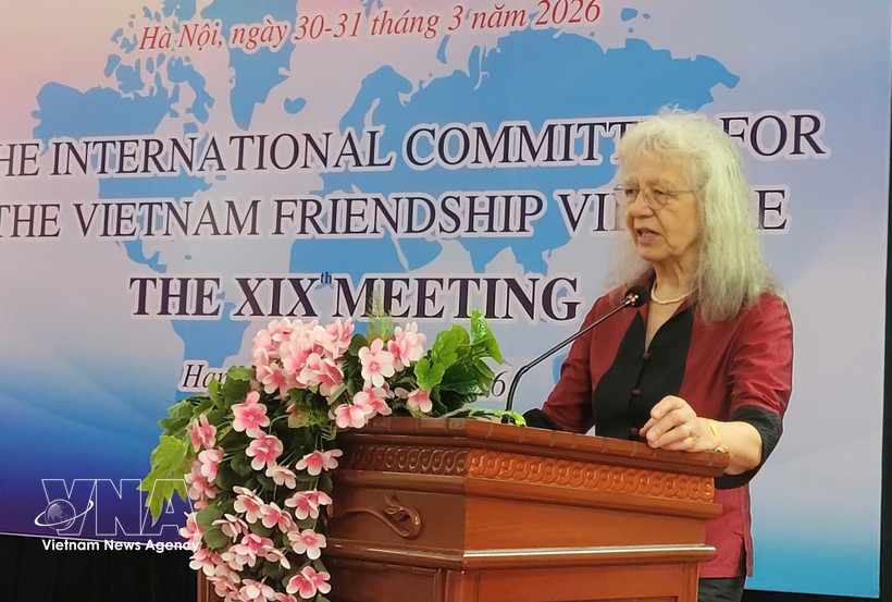 Mme Rosemarie Mizo, présidente du Comité international et du Comité national allemand du Village de l’Amitié, s'exprime lors de la cérémonie de signature. Photo: VNA