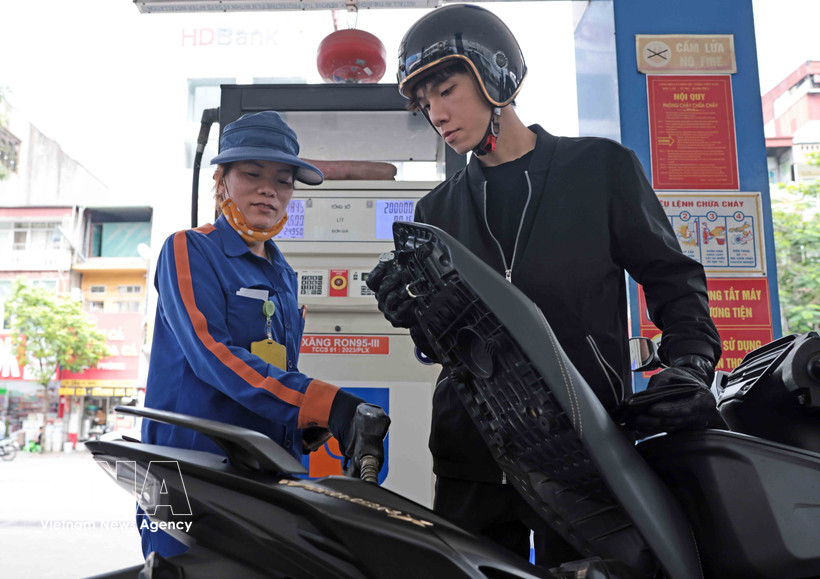 Une baisse marquée des prix des carburants est entrée en vigueur au Vietnam à partir de minuit, le 26 mars. Photo: VNA