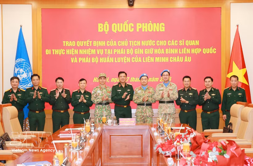 Cérémonie de remise des décisions du président de la République et du ministre de la Défense à deux officiers vietnamiens. Photo : VNA