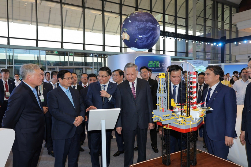 Le secrétaire général To Lam, le Premier ministre Pham Minh Chinh et d'autres dirigeants du Parti et de l'État visitent l'exposition scientifique et technologique marquant le 50e anniversaire de la création de Petrovietnam. Photo: VNA