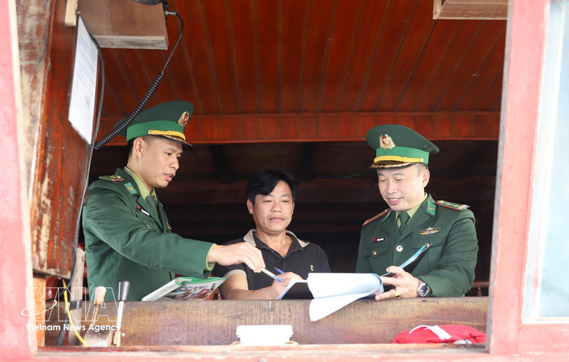 Des pêcheurs de la province de Nghe An signent un engagement à ne pas pratiquer la pêche INN. Photo : VNA