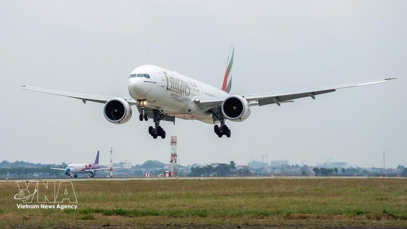 Un avion des Emirates Airlines à l'aéroport international de Noi Bai. Photo : Vietnam+