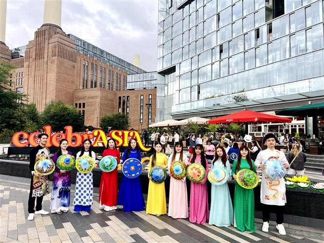 La délégation vietnamienne porte l'ao dai et les chapeaux coniques dans des rues de Londres. Photo : VNA 