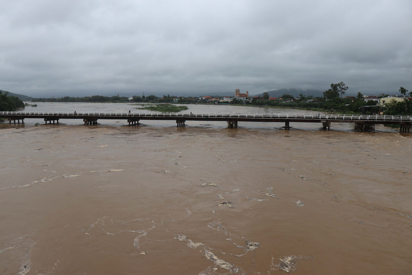 Les eaux des rivières de Quang Ngai sont montées en flèche. Photo: VNA