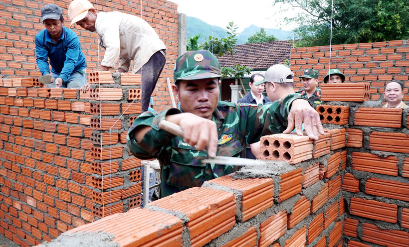 Des officiers et des soldats du commandement de défense de la zone 1 - Son Tinh, relevant du commandement militaire provincial de Quang Ngai, construisent des maisons pour des familles locales. Photo : VNA