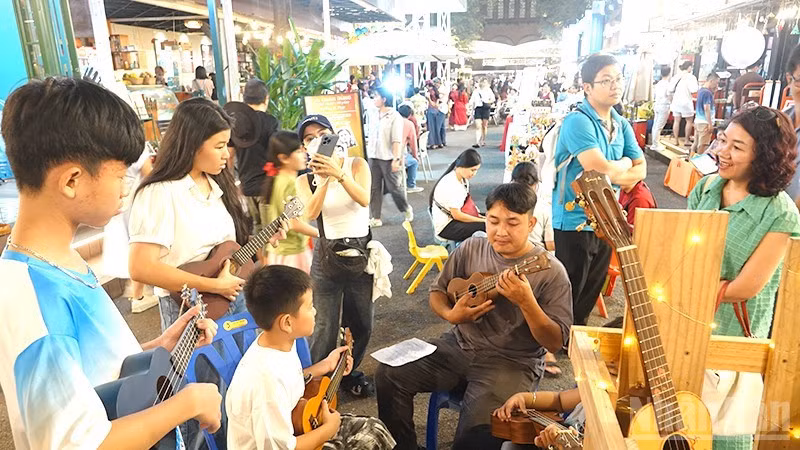 De nombreux visiteurs assistent à la Fête du livre et de la culture nocturne. Photo: nhandan.vn