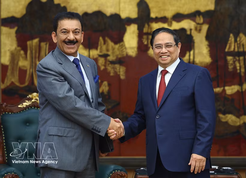 Le Premier ministre Pham Minh Chinh (droite) reçoit l'ambassadeur du Koweït au Vietnam, Yousef Ashour Al-Sabbagh. Photo: VNA