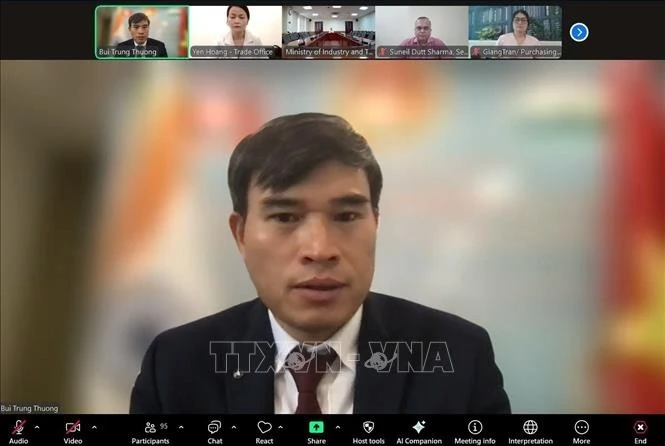 Le conseiller commercial de l’ambassade du Vietnam, Bùi Trung Thuong, s'exprime à l'événement. Photo: VNA