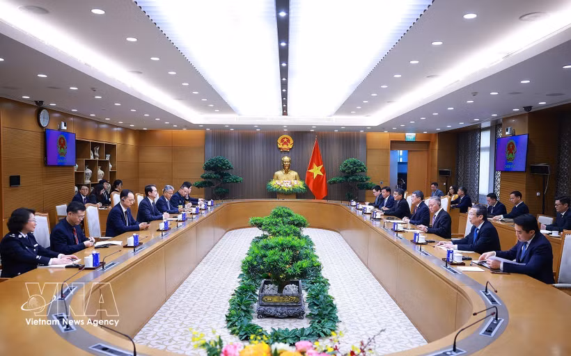 Le Premier ministre Le Minh Hung reçoit l'ambassadeur de Chine au Vietnam, He Wei. Photo: VNA