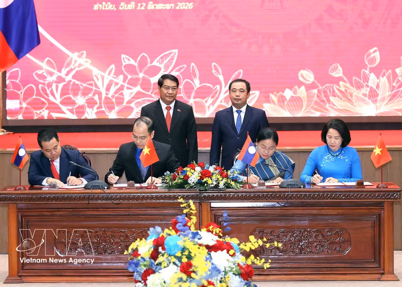 Tran Duc Thang (droite, 2e rang), secrétaire du Comité municipal du PCV de Hanoï, et Athsaphangthong Siphandone, secrétaire du Comité municipal du PPRL et président du Conseil populaire de la capitale lao, assistent à la cérémonie de signature de documents de coopération. Photo: VNA