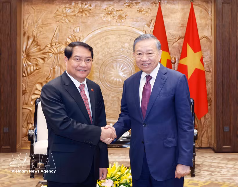 Le secrétaire général du Parti communiste du Vietnam (PCV) et président de la République, To Lam (droite), reçoit Athsaphangthong Siphandone, secrétaire du Comité municipal du PPRL et président du Conseil populaire de Vientiane, en visite de travail au Vietnam. Photo: VNA