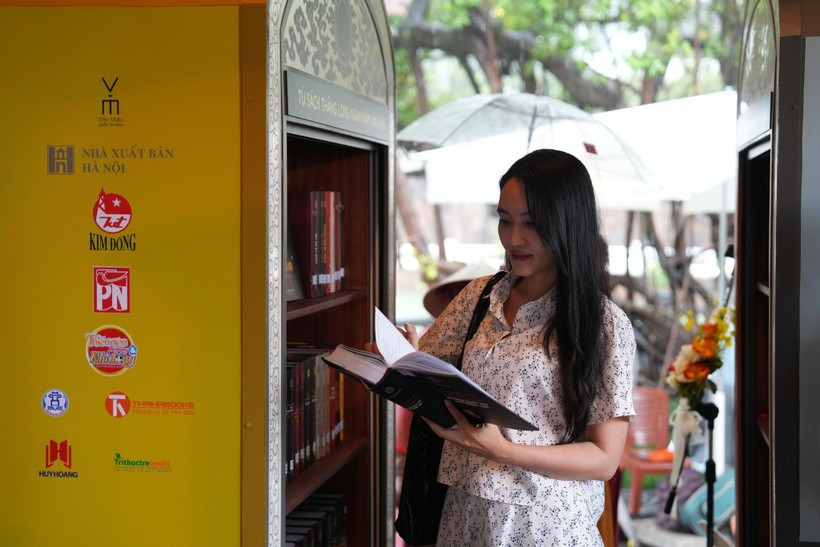 Avec près de 1 000 titres offerts par des sponsors et la bibliothèque de Hanoï, l'espace propose aux lecteurs un large éventail d'ouvrages. Photo: VNA