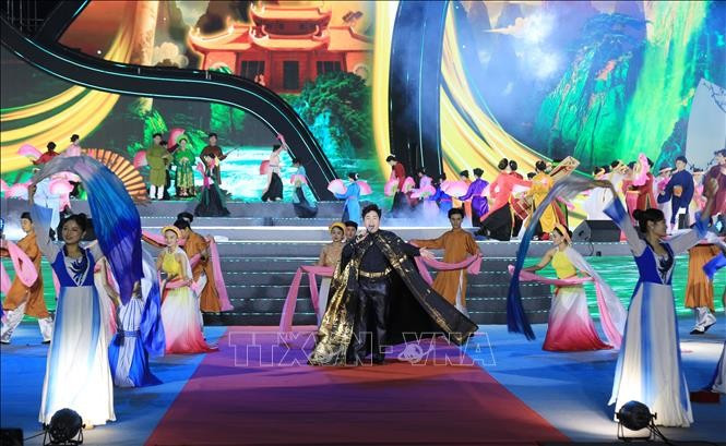 La soirée d’ouverture marque les esprits grâce à des spectacles impressionnants réunissant près de 600 artistes. Photo: VNA