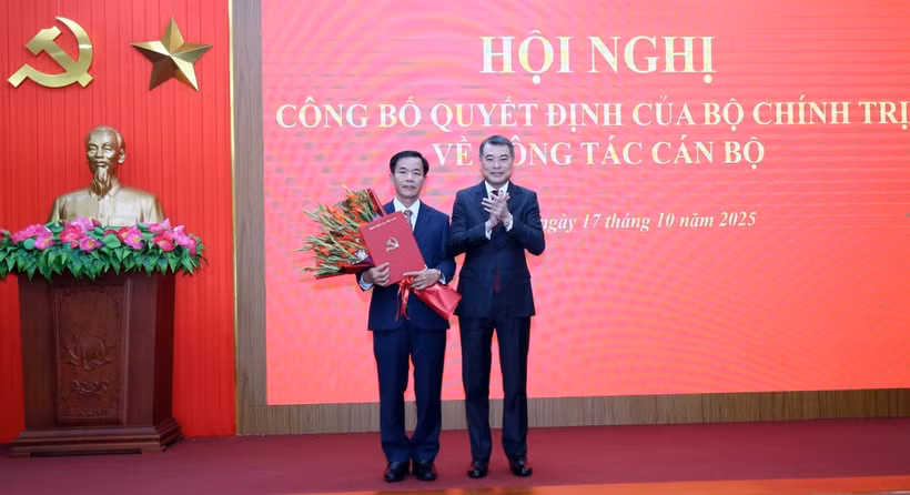 Le secrétaire du Comité central du Parti et chef de la Commission centrale de l'organisation du Parti, Le Minh Hung (droit), remet la décision du Bureau politique portant sur la mutation, l’affectation et la désignation de Nguyen Van Phuong au poste de secrétaire du Comité du Parti de la province de Quang Tri pour le mandat 2025-2030. Photo: VNA
