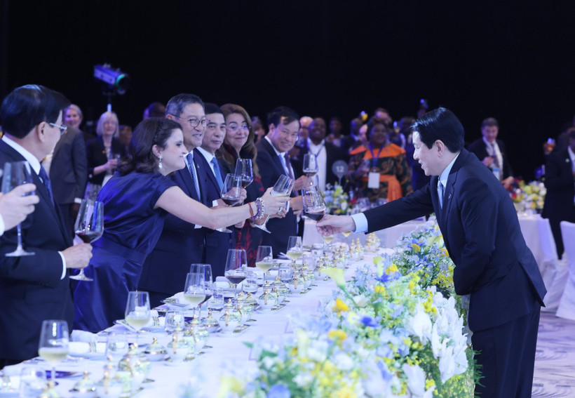 Le président de la République Luong Cuong (droite) et les délédués internationaux. Photo: VNA
