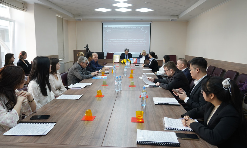 Les délégués participent au symposium. Photo: VNA