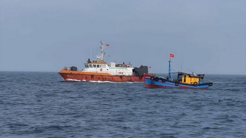 Les forces compétentes font des patrouilles en mer. Photo : VNA