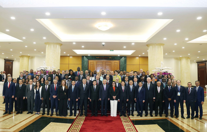 Le secrétaire général du Parti communiste du Vietnam, Tô Lâm, et les chefs de délégation des pays participant. Photo: VNA