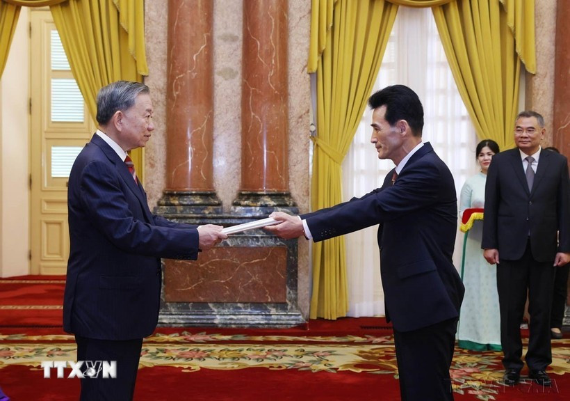 Le secrétaire général du Comité central du Parti communiste du Vietnam, Tô Lâm (gauche), reçoit l'ambassadeur de la RPDC au Vietnam, Ri Sung Guk. Photo: VNA