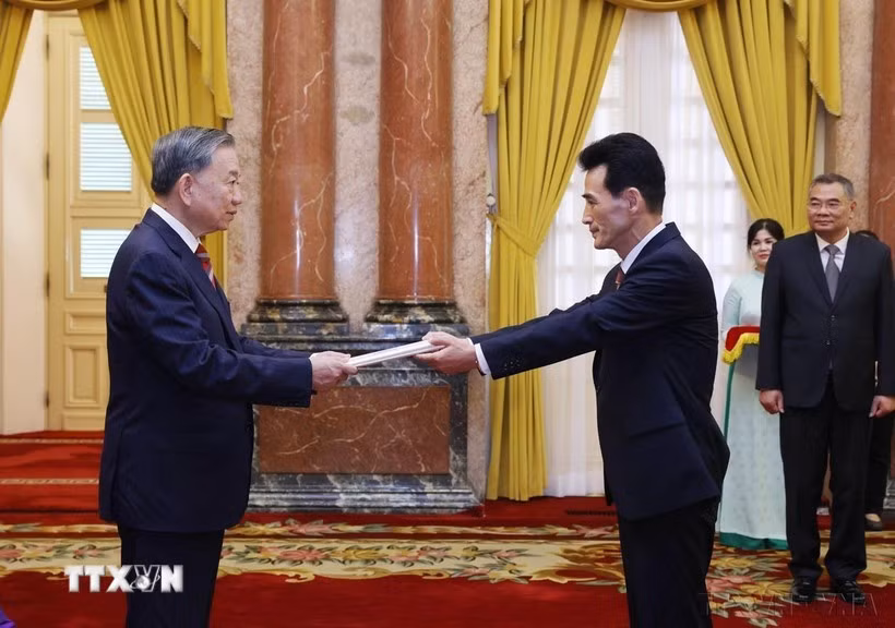 Le secrétaire général du Comité central du Parti communiste du Vietnam, Tô Lâm (gauche), reçoit l'ambassadeur de la RPDC au Vietnam, Ri Sung Guk. Photo: VNA
